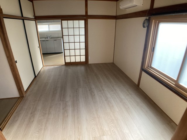 鈴蘭台東町1丁目貸家のその他|6.8帖の洋室、各部屋明るいです