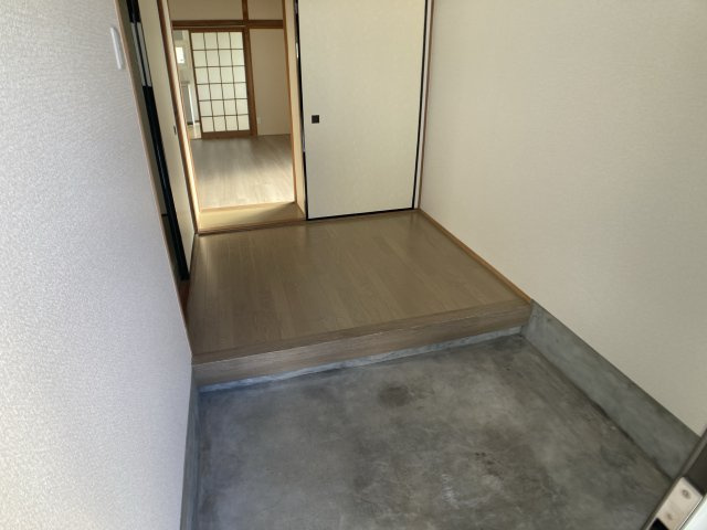 鈴蘭台東町1丁目貸家の玄関|広めのゆったりした玄関