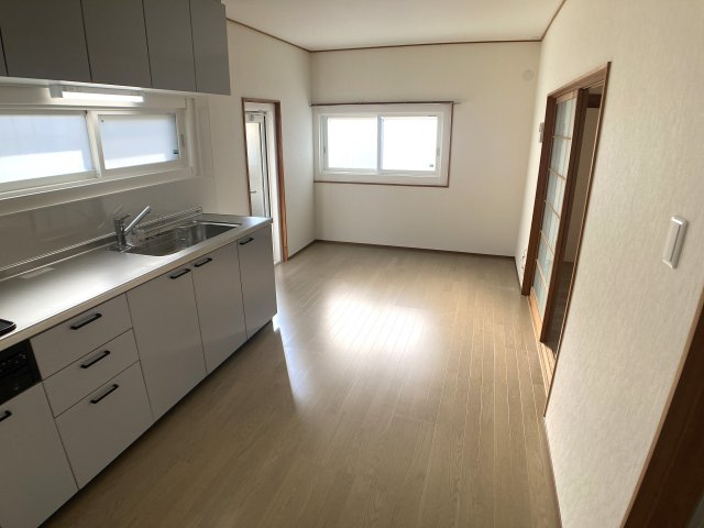 鈴蘭台東町1丁目貸家の居間・リビング|窓が多く明るさ、風通しも良好の室内