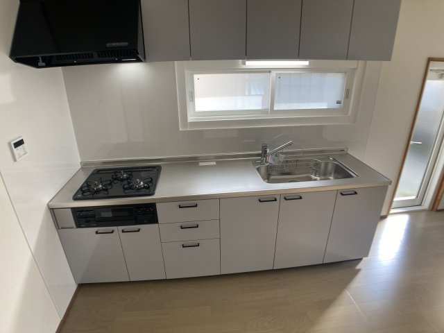 鈴蘭台東町1丁目貸家のキッチン|システムキッチン、3口ガスコンログリル付き