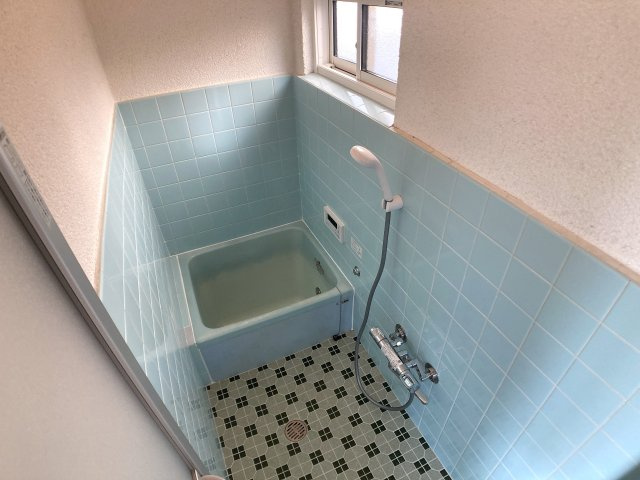 鈴蘭台東町1丁目貸家の浴室|サーモスタット式のレバーに交換しており便利です