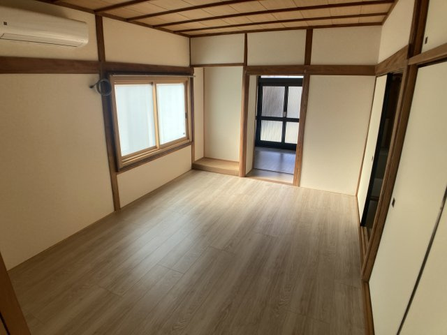 鈴蘭台東町1丁目貸家の内装|色々使える6.8帖の洋室、風通し良好