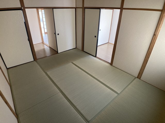 鈴蘭台東町1丁目貸家の和室|6帖の和室、畳を新しく新調して清潔感有ります