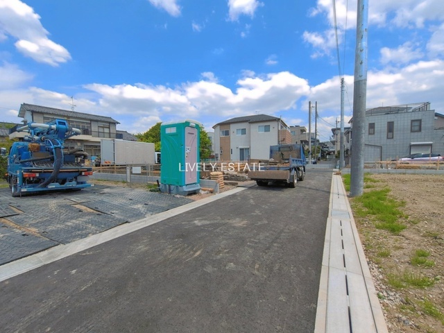 草加市谷塚町 新築分譲住宅 全3棟 B号棟の前面道路含む現地写真
