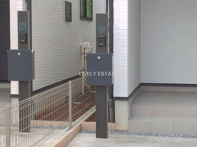 草加市谷塚町 新築分譲住宅 全3棟 B号棟の設備|インターホン機能付き門柱