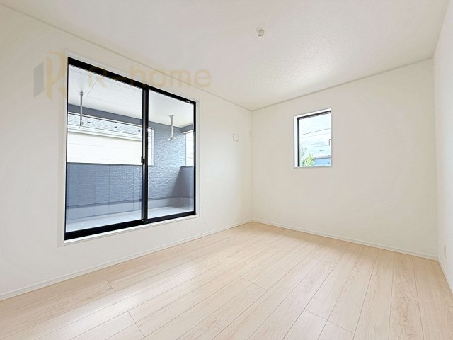 かすみがうら市下稲吉第15　新築戸建て　5号棟の洋室|2面窓の風通しの良い洋室です♪差し込む暖かな陽当たりで、室内がくつろげる空間に早変わりです♪