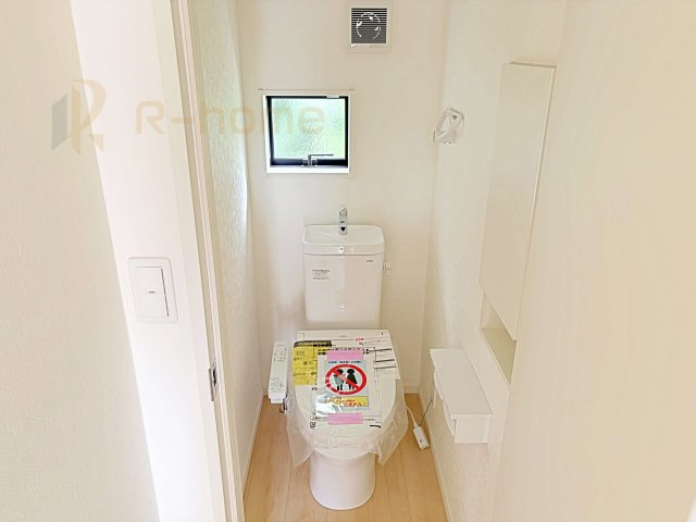 かすみがうら市下稲吉第15　新築戸建て　5号棟のトイレ|温水洗浄便座付きのトイレ。
トイレが２ヵ所設置で朝の忙しい時間でも安心です。