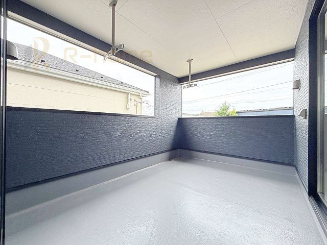かすみがうら市下稲吉第15　新築戸建て　5号棟のバルコニー|急な雨でも安心のインナーバルコニー♪忙しいご夫婦も大満足♪