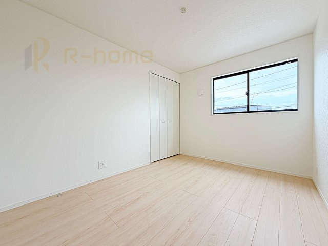 かすみがうら市下稲吉第15　新築戸建て　5号棟の洋室|どんな部屋家具も合わせやすいシンプルな洋室！
たっぷりの日差しと心地よい風が舞い込む住まい♪