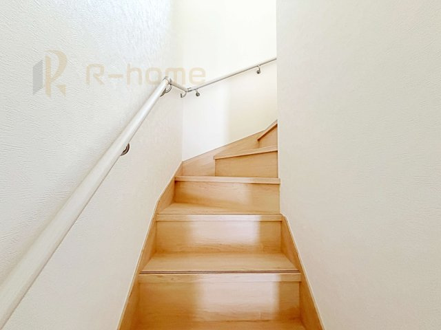 かすみがうら市下稲吉第15　新築戸建て　5号棟の内装|手すりのついた階段！小さなお子様の利用も一安心です♪