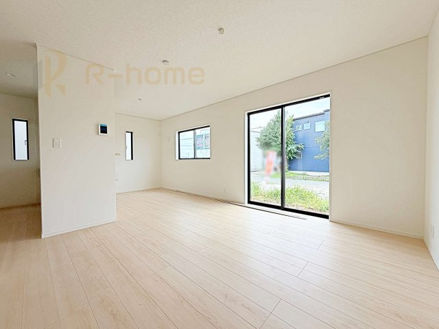 かすみがうら市下稲吉第15　新築戸建て　5号棟の居間・リビング|広々とした余裕のあるリビングです♪大きな窓からは自然光が届きます。
