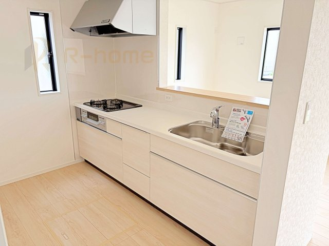 かすみがうら市下稲吉第15　新築戸建て　5号棟のキッチン|料理をしながら家族とコミュニケーションが取れる対面式システムキッチン。