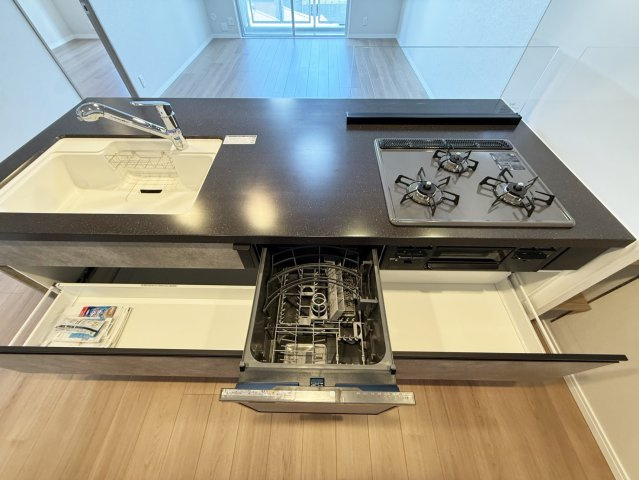 高槻阿武山二番街208号棟のキッチン|豊富な収納量と食洗器、浄水器、ガラストップコンロと充実の設備です。