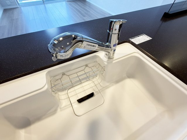 高槻阿武山二番街208号棟のキッチン|キッチンシンクです。浄水器付き水栓です。