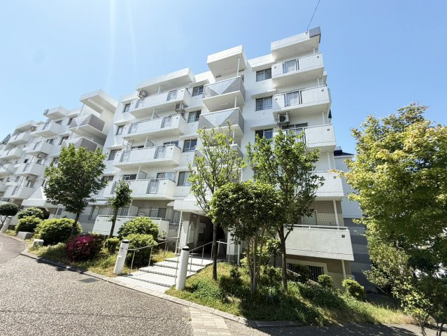 高槻阿武山二番街208号棟の外観|隣接棟との間隔もあり、開放感がございます。