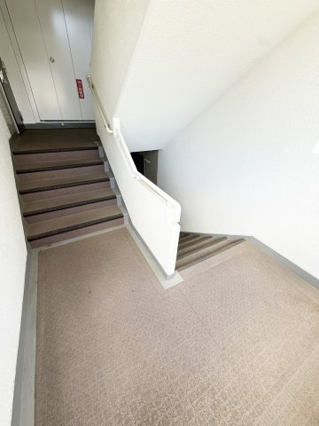 高槻阿武山二番街208号棟のその他共用部分|共用部階段も段差が低く、上り下りしやすいです。