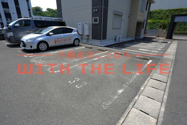 ヴィルヌーブ伍番街【キャッシュバック対象】の駐車場|駐車場があるので、車を買う予定の方も安心です