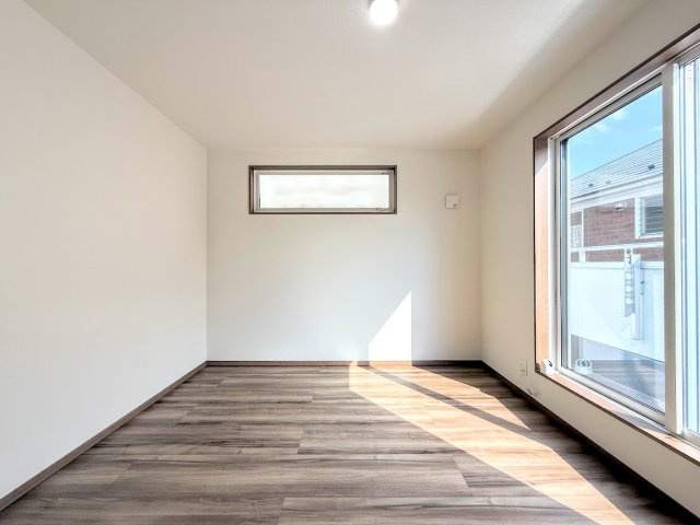 藤沢市高倉　新築戸建ての洋室|◆柔らかい陽光が差し込む明るいお部屋を演出する設計。彩光の取れる窓が気持ちの良いお部屋を創り上げます。