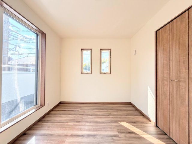藤沢市高倉　新築戸建ての洋室|◆気持ちの良い風が室内へ入り込む居室。家具を配置しても広々ご利用いただけます！！
