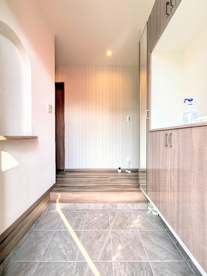 藤沢市高倉　新築戸建ての玄関|◆明るい玄関です！散らかりやすい玄関もスッキリする大容量のシューズボックス付き。