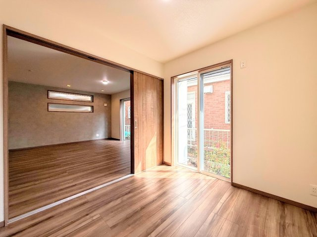 藤沢市高倉　新築戸建ての洋室|◆二面採光で、陽差しを長時間受ける事が出来る暖かい室内です。もちろん複層ガラスなので、遮音性にも優れ、結露も発生しにくい構造。サッシ周りのカビが発生しにくくなります。