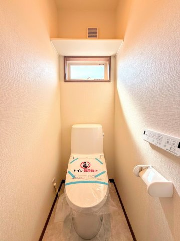 藤沢市高倉　新築戸建てのトイレ|◆清潔感のある白を基調とした落ち着ける空間。小窓をもうけていますので、こもりやすい空気の入れ替えも簡単に行えますね！