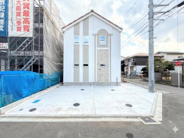 藤沢市高倉　新築戸建ての外観|◆一戸建てを中心とした街並みが整然と続き、周辺は高い建物が建っていないので、緑の多い閑静な趣を感じる環境です。街並みや周辺環境も重要なポイントです！！
