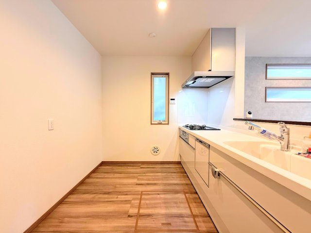 藤沢市高倉　新築戸建てのキッチン|◆デザイン性と機能性を兼ね備えたキッチンです。リビングスペースとの一体感が生まれ、広々空間を演出してくれます。