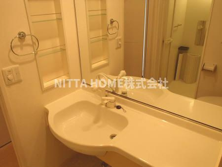 フェアリーシャンテの洗面所|大きな鏡を採用している洗面台と温水洗浄便座のトイレです◎