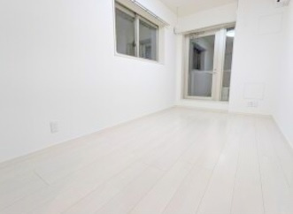 ブロッサムテラス下丸子の居間・リビング|2面採光の明るい洋室8帖