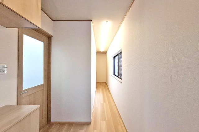 堺市中区深井北町の内装|廊下のクロスやフロアタイルはまっさらに。スタイリッシュなライン照明も新調しました。