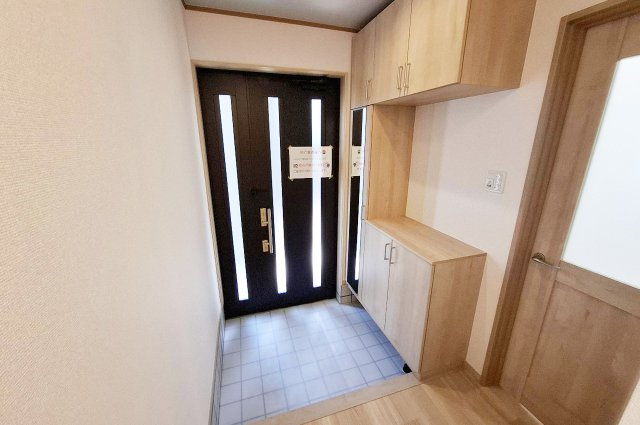 堺市中区深井北町の玄関|玄関はリフォームで一新。家族やゲストを気持ち良くお迎えできます。