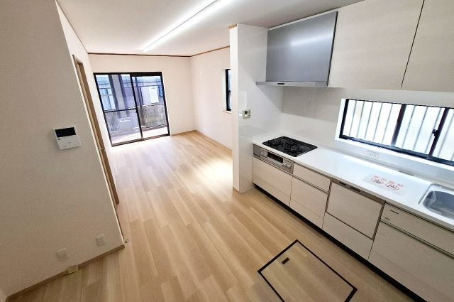 堺市中区深井北町の居間・リビング|2面採光で明るく風通りの良いLDK。クロスやフロアタイルを新調し、きれいに生まれ変わりました。