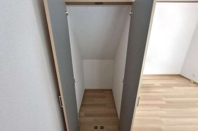 堺市中区深井北町の収納|リビング内の階段下物入。調理家電や日用品など多目的に使えて便利です。