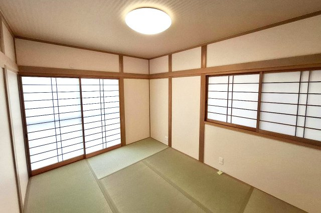 堺市中区深井北町の和室|約6帖の和室はリフォームでピカピカに。畳を新調し、クロスや障子も貼替え済みです。