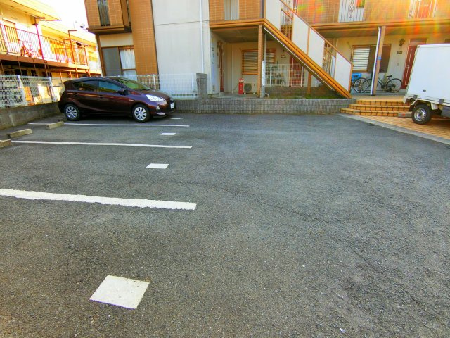 コスモハイム錦の駐車場