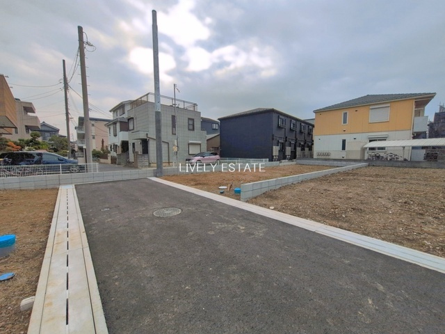 草加市谷塚町 新築分譲住宅 全3棟 C号棟の前面道路含む現地写真