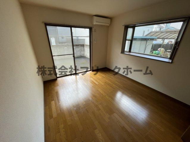 三鷹市上連雀５丁目のアパートの居間・リビング