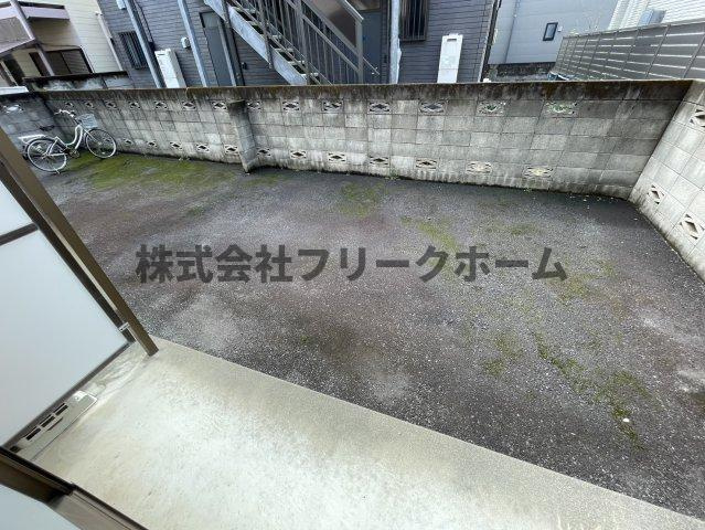 三鷹市上連雀５丁目のアパートのバルコニー