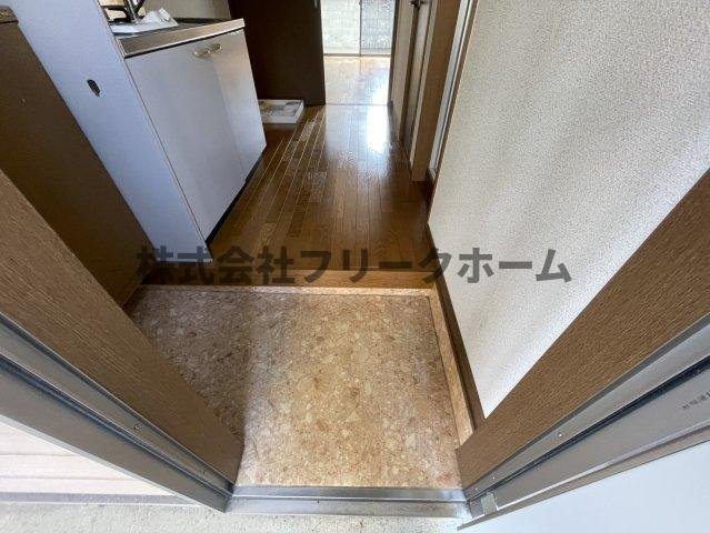 三鷹市上連雀５丁目のアパートの玄関