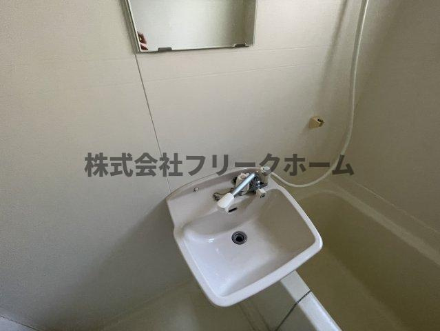 三鷹市上連雀５丁目のアパートの洗面所