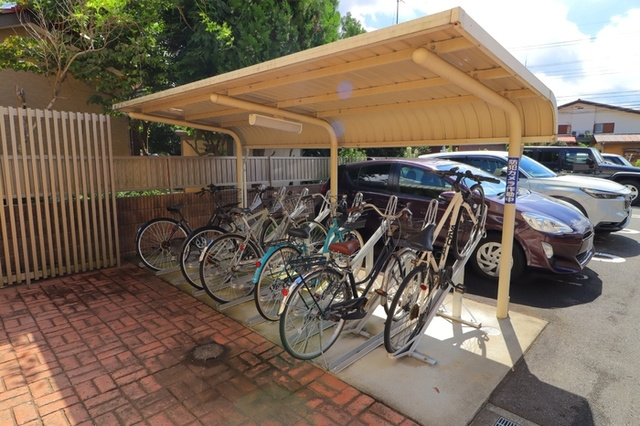 クレシアのその他共用部分|屋根付き駐輪場です。