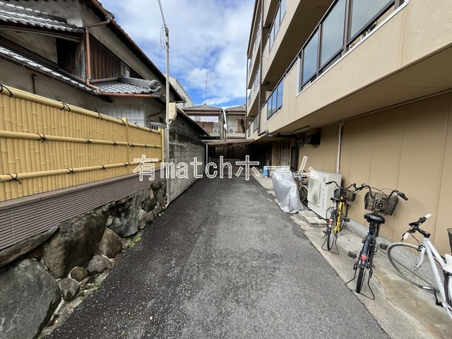 シャトー寺浦の駐車場