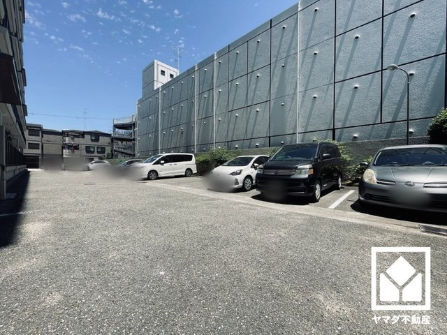 ユニハイム西宮Ⅱの駐車場|敷地内に駐車場を完備。重い荷物や雨の日の移動もスムーズで、快適なカーライフを実現。