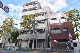 【外観】 | 青空によく映える建物です。手入れの行き届いた外壁やマンション正面エントランスなど、綺麗な姿をぜひ一度、現地にてご覧ください。～即日のご見学可能～　お問合せはお気軽にどうぞ。
