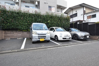 【駐車場】 | マンションの駐車場スペース。空きの有無や駐車料金、サイズ規定などについては、改めてお問い合わせください。～即日のご見学可能～　お問合せはお気軽にどうぞ。
