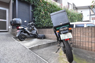【駐車場】 | バイク置き場。空き区画の有無や駐輪料金、サイズおよび排気量規定などについては、改めてお問い合わせください。～即日のご見学可能～　お問合せはお気軽にどうぞ。

