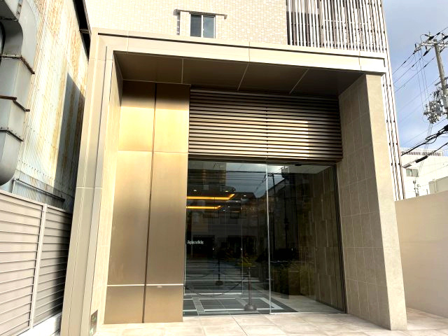 スプランディット福島WESTのエントランス