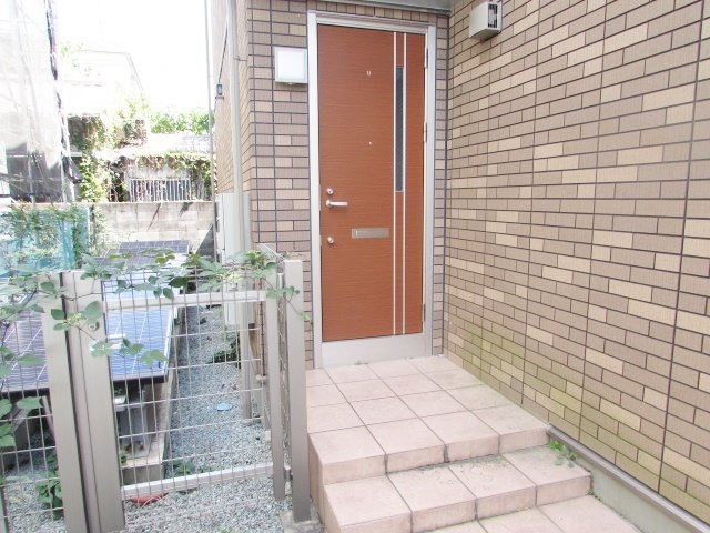 御殿山２丁目テラスハウスのエントランス|落ち着いたエントランスです