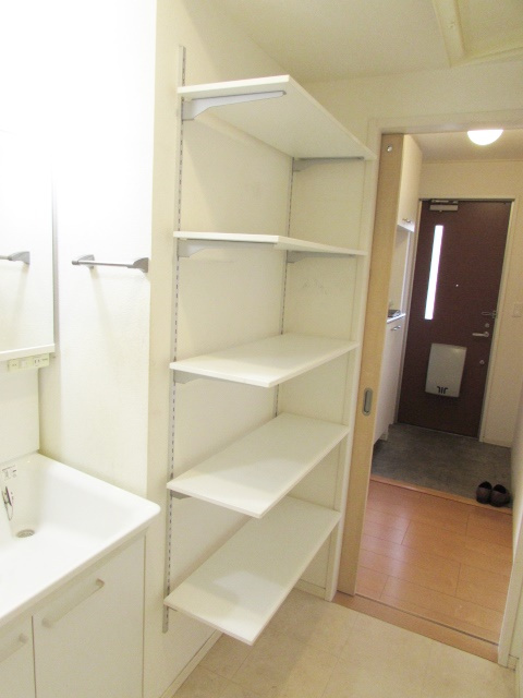 御殿山２丁目テラスハウスの収納|便利な収納スペースです
